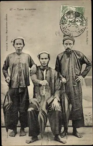 Ak Vietnam, Types Annamites, drei Viatnemesen in Landestrachten