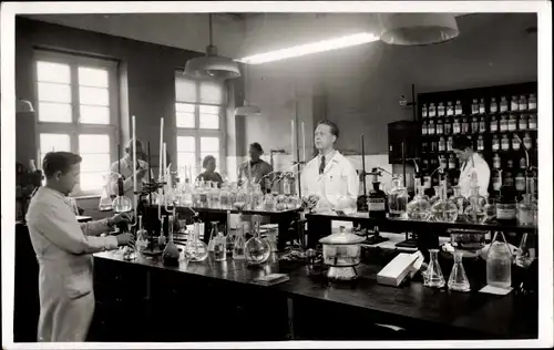 Foto Ak Männer in einem Labor, Chemiker