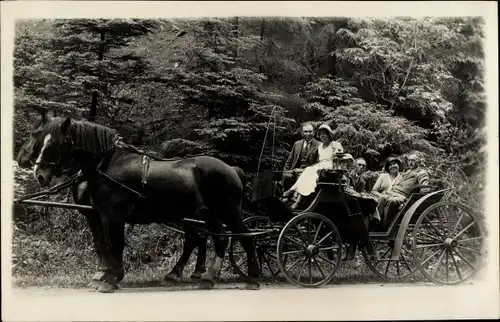 Foto Ak Altenau Clausthal Zellerfeld im Oberharz, Okertal, Personen in einer Kutsche 1932