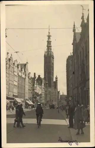 Foto Ak Gdańsk Danzig, Straßenpartie mit Rathaus