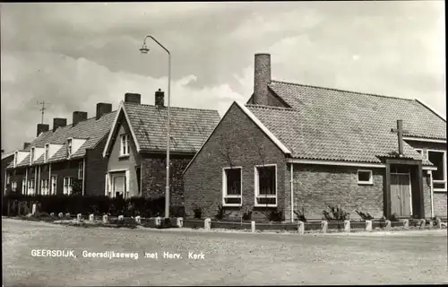 Ak Geersdijk Noord Beveland Zeeland, Geersdijkseweg met Herv. Kerk