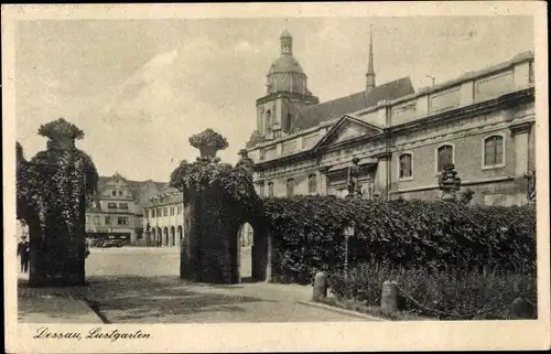 Ak Dessau in Sachsen Anhalt, Blick in den Lustgarten mit Tor und Häusern