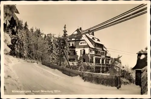 Ak Bärenburg Altenberg im Erzgebirge, Straßenpartie im Winter, Schnee, Bäume Hotel Hermannshöhe