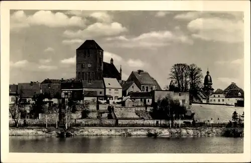 Ak Waren an der Müritz, Blick vom Wasser auf die Stadt mit Kirche