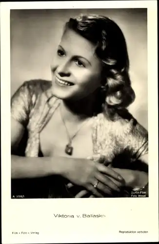Ak Schauspielerin Viktoria von Ballasko, Portrait