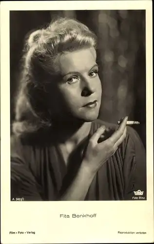 Ak Schauspielerin Fita Benkhoff, Portrait mit Zigarette