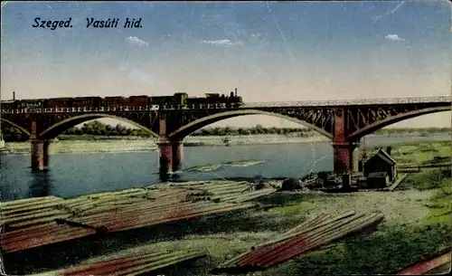 Ak Segedin Szeged Ungarn, Vasuti hid, Eisenbahnbrücke, Holzstämme am Ufer