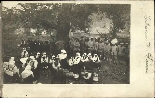 Foto Ak Griechenland, Frauen in weißen Kopftüchern, Soldaten, Begräbnis