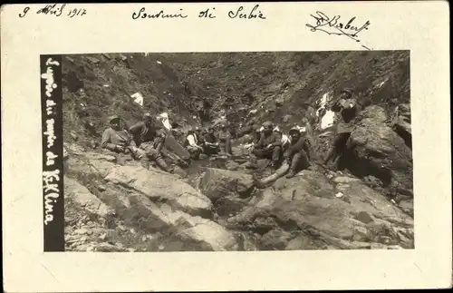 Foto Ak Serbien, Soldaten in Uniformen, Felsen, I. WK