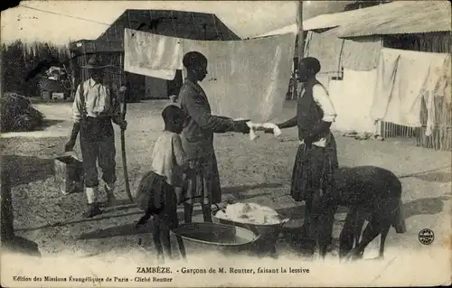 Ak Zambèze Sambia, Garcons de M. Reutter, faisant la lessive