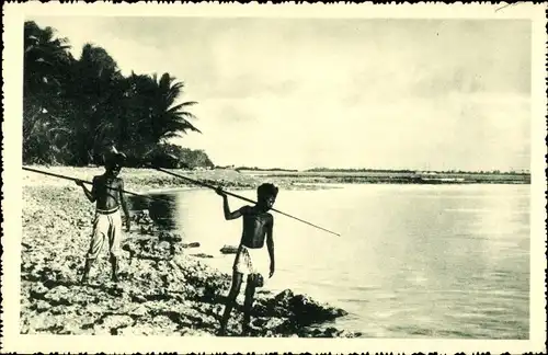 Ak Papua Neuguinea, Fischfang m. Speer, Strandpartie