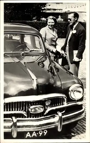 Ak Prinz Bernhard, Prinzessin Beatrix der Niederlande, Automobil Fiat 1400, 1956