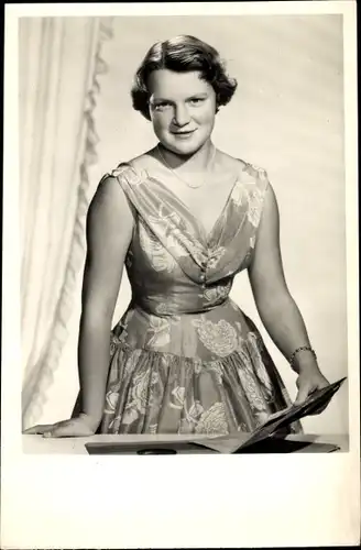 Ak Prinzessin Irene der Niederlande, Portrait Soestdijk 1956