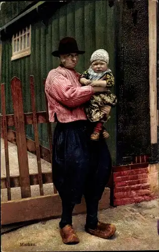 Ak Marken Nordholland, Mann mit Kind in niederländischer Tracht