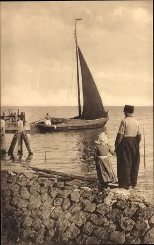 Ak Marken Nordholland, Partie am Ufer, Segelboot, Niederländische Tracht