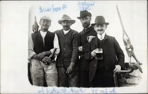 Foto Ak Männer Bier trinkend, Bierglas, Am Bord eines Schiffes