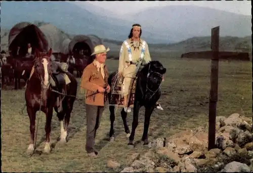 Ak Schauspieler Stewart Granger und Pierre Brice, Filmszene Unter Geiern, Old Surehand und Winnetou