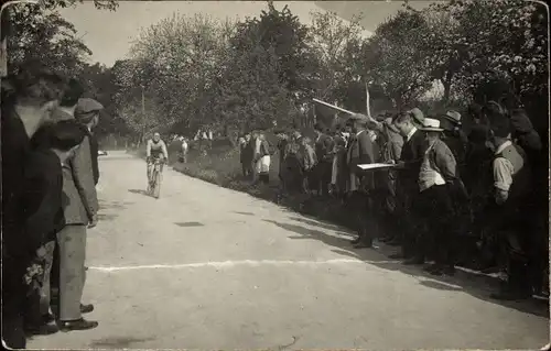 Foto Ak Zuschauer bei einem Radrennen, Radrennfahrer bei der Zieleinfahrt
