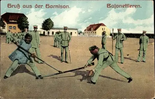Ak Gruß aus der Garnison, Deutsche Soldaten in Uniformen beim Bajonettieren