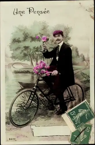 Ak Une Pensee, Mann mit Blumen auf einem Fahrrad