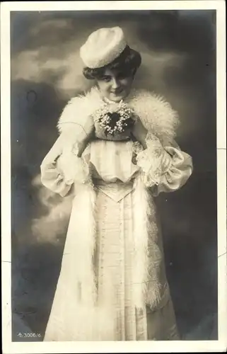 Foto Ak Portrait einer Frau mit Hut und Stola