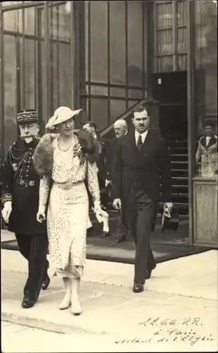 Foto Ak LL. GG. RR. a Paris, Grande Duchesse de Luxembourg sortant de l'Elysée
