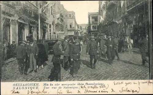 Ak Saloniki Thessaloniki Griechenland, Une Rue, Passanten, Soldaten