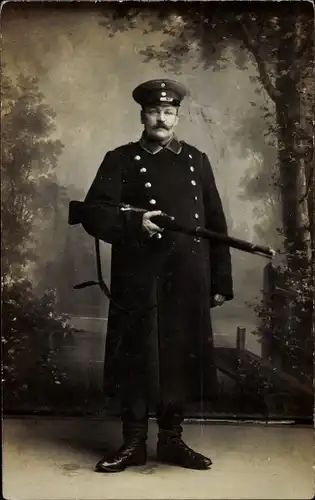 Foto Ak Deutscher Soldat in Uniform, Portrait, Gewehr