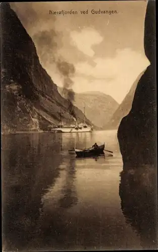 Ak Gudvangen Norwegen, Naerofjorden, Dampfer mit Ruderboot, Berglandschaft
