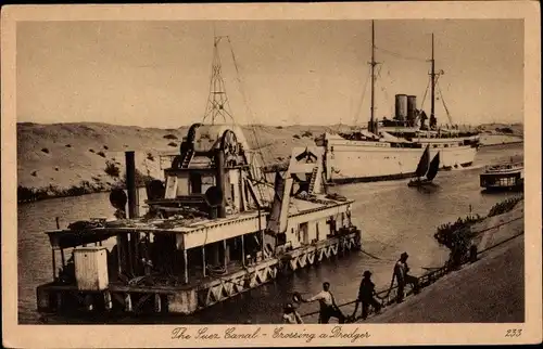 Ak Suez Canal Ägypten, Crossing a Dredger, Dampfer, Bauschiff