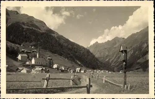 Ak Sölden in Tirol, Blick zum Ort, Wegschrein, Kirche