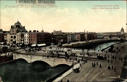 Ak Dublin Irland, O'Connell Bridge and Quays, Looking down the Liffey towards the Custom House