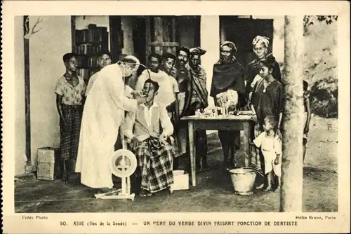 Ak Sundainseln Indonesien, Un pere du Verbe Divin faisant fonction de dentiste, Zahnarzt