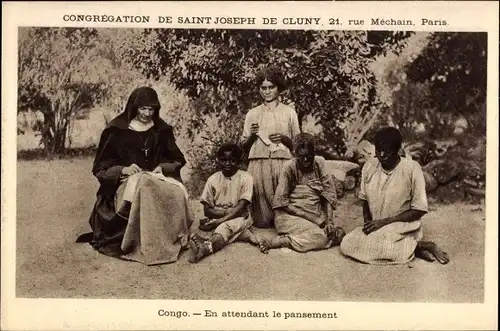 Ak Republik Kongo Französisch Kongo, en attendant le pansement, soeur, enfants, portrait
