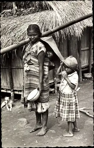 Ak Madagaskar, Betsinisaraka, Dorfpartie, Afrikaner in Tracht, Hund, Wohnhaus, Strohdach