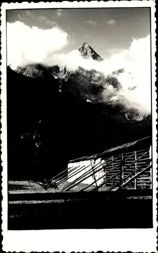 Foto Ak Kranj Krainburg Slowenien, Berg, Wolken, Gebäude