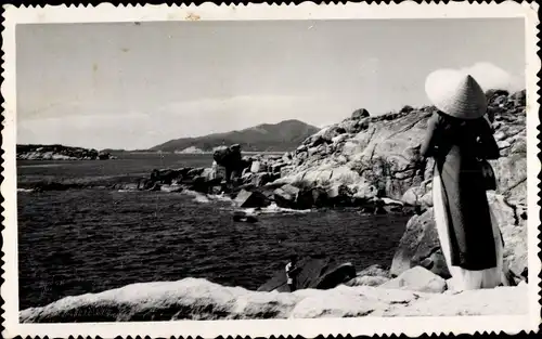 Ak Vietnam, Partie am Wasser, Felsen