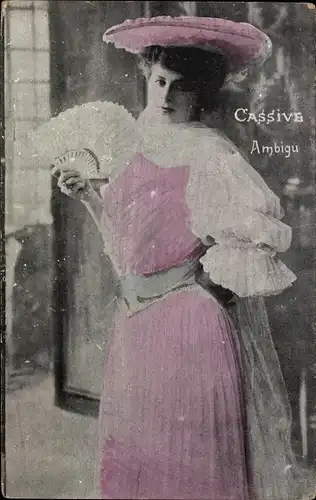 Ak Schauspielerin Armande Cassive, Portrait mit Fächer, Ambigu
