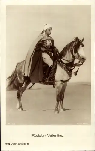 Ak Schauspieler Rudolph Valentino, Portrait auf dem Pferd sitzend, Ross Verlag 1534/3