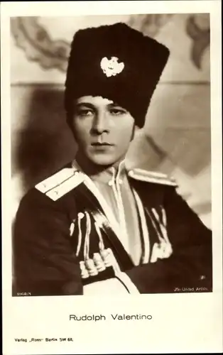 Ak Schauspieler Rudolph Valentino, Portrait, Georgische Uniform