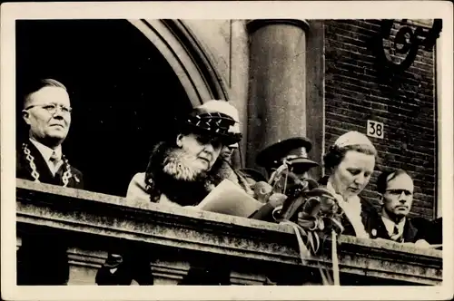 Ak Koningin Wilhelmina, Prinses Juliana, van Mierlo, op bordes van stadhuis van Breda, mei 1945