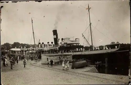 Foto Ak Dampfer in einem Hafen