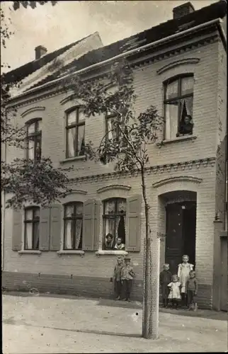 Foto Ak Burg bei Magdeburg, Wohnhaus, Anwohner, Kinder, Familie Wilhelm