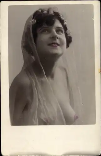 Foto Ak Frauenakt, nackte Frau mit Schleier, Busen