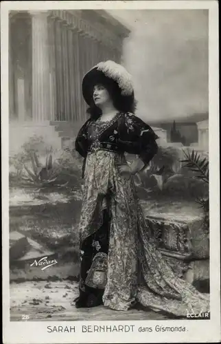 Ak Schauspielerin Sarah Bernhardt, Portrait als Gismonda