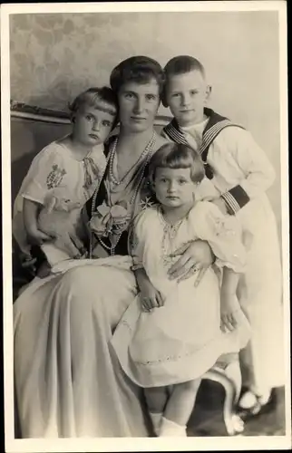 Foto Ak Helene von Sachsen mit Kindern, Portrait