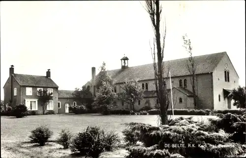 Ak Slagharen Overijssel, De Belte, R. K. Kerk met Pastorie