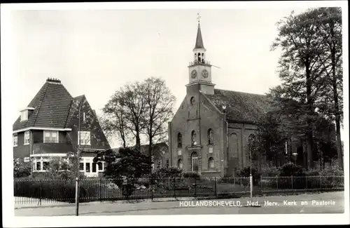 Ak Hollandscheveld Drenthe Niederlande, Ned. Herv. Kerk en Pastorie