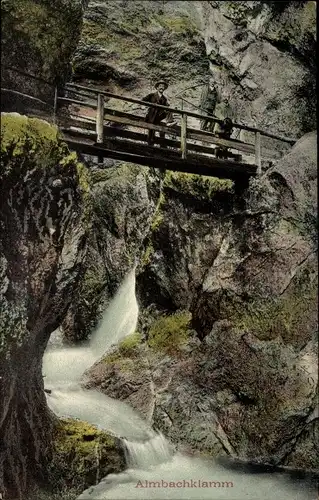 Ak Marktschellenberg Berchtesgadener Land, Almbachklamm, Wanderer auf Brücke
