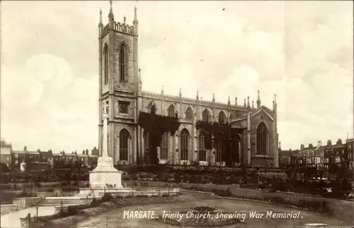 Ak Margate Kent England, Trinity Church, showing War Memorial